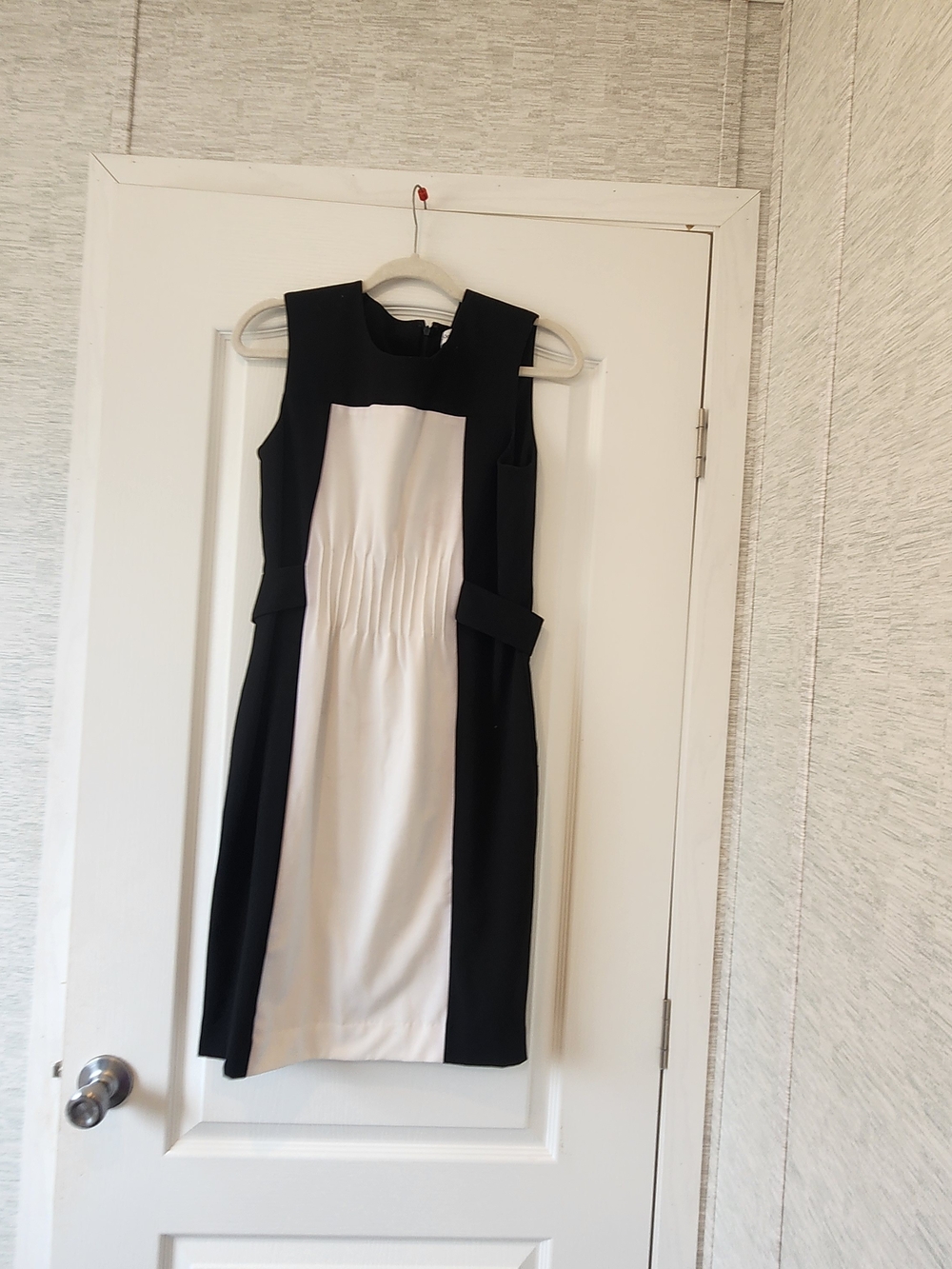 Calvin Klein Black and White Sleeveless Pleat-Front knee Dress Euc